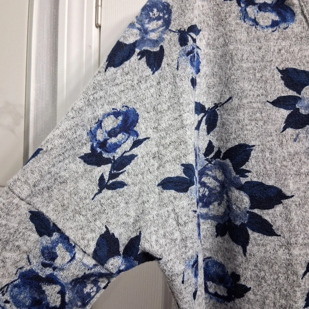 By & By Sweater Blue Roses Gray Background Size Large